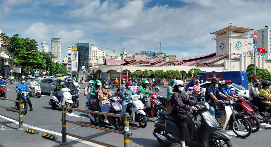 traffic saigon market